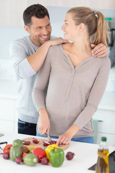 Pareja Joven Cocina Preparando Almuerzo — Foto de Stock