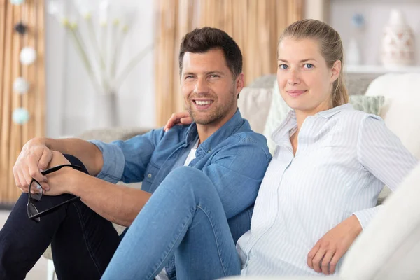 Romantisches Paar Mittleren Alters Sitzt Hause Auf Dem Sofa — Stockfoto