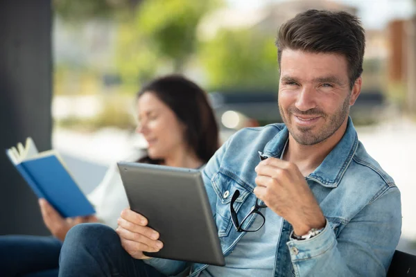 Reisende Warten Auf Ihren Transport — Stockfoto