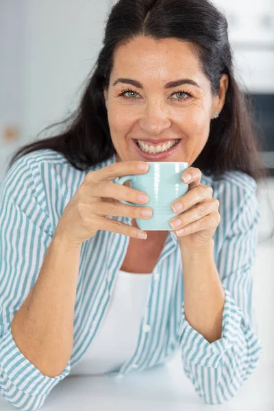 Linda Mulher Meia Idade Com Sorriso Radiante Segurando Café — Fotografia de Stock