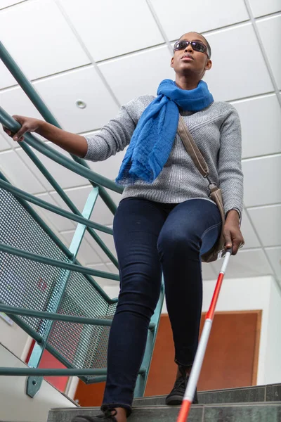 Mujer Teniendo Problemas Para Bajar Las Escaleras — Foto de Stock