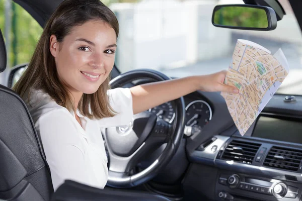 Rückansicht Einer Schönen Lächelnden Frau Mit Einer Straßenkarte — Stockfoto