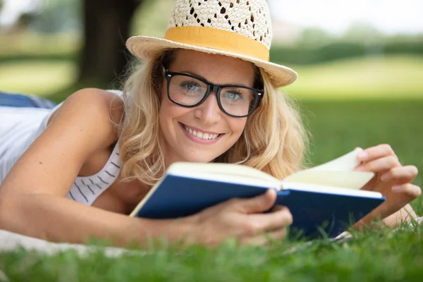 Πανέμορφη Γυναίκα Που Διαβάζει Ένα Βιβλίο Στο Πάρκο — Φωτογραφία Αρχείου