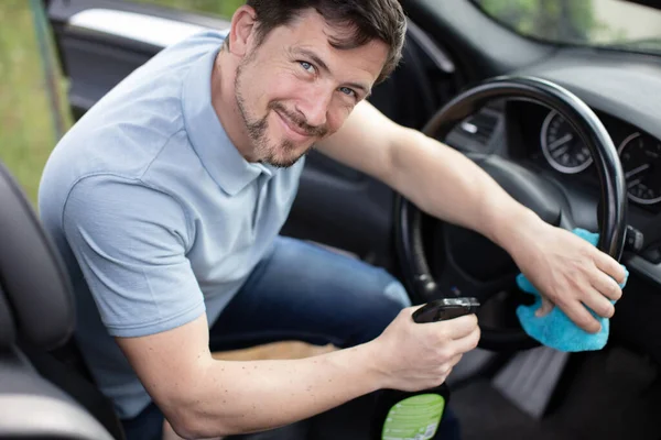 Hombre Salón Limpieza Con Trapo Coche — Foto de Stock