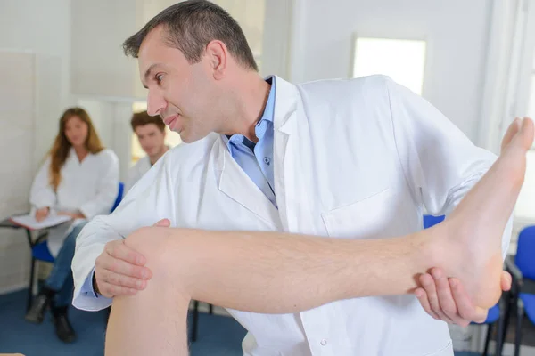 Dokter Buigt Het Been Van Patiënt Studenten Kijken — Stockfoto