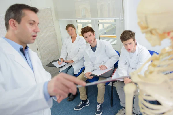 Profesor Apuntando Esqueleto Mientras Una Conferencia Los Estudiantes —  Fotos de Stock