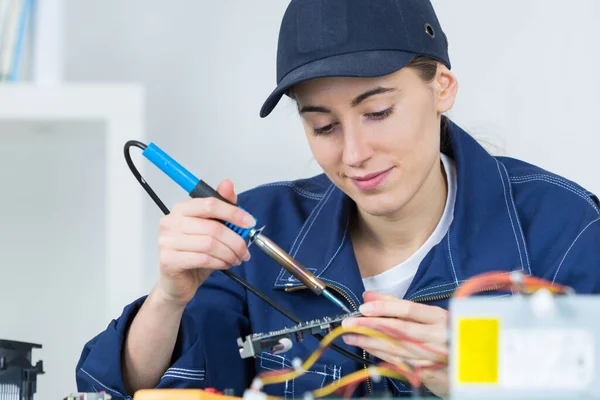 Mujer Soldadura Fusión Cables Con Soldador — Foto de Stock