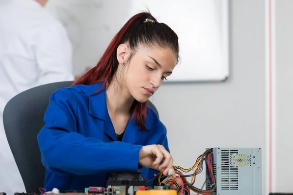 Jonge Vrouwelijke Elektricien Aan Het Werk — Stockfoto
