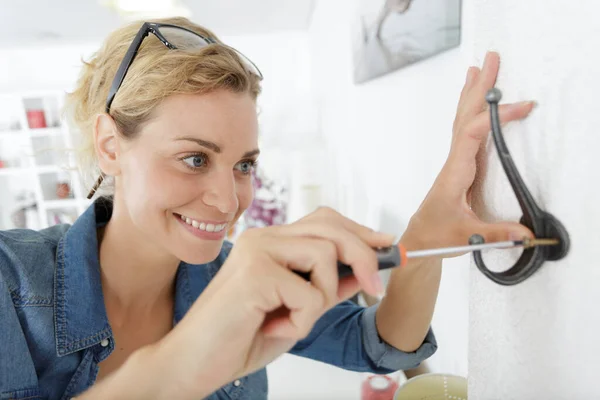 Vrouw Zetten Een Haak Muur — Stockfoto