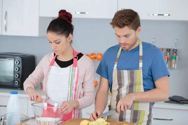 Porträt Eines Paares Beim Gemeinsamen Kochen — Stockfoto