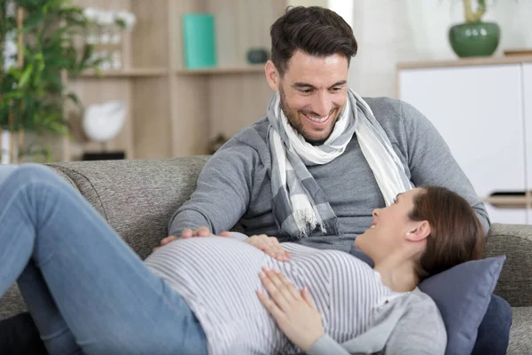 Schwangere Und Schöner Mann Liegen Auf Sofa — Stockfoto