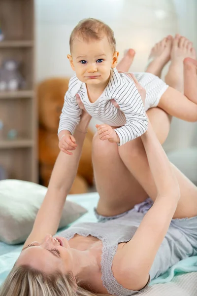 Giovane Madre Che Tiene Suo Bambino Appena Nato — Foto Stock