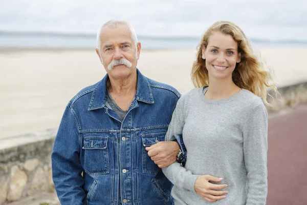 Deniz Kenarında Yetişkin Bir Kızı Olan Yaşlı Bir Adam — Stok fotoğraf