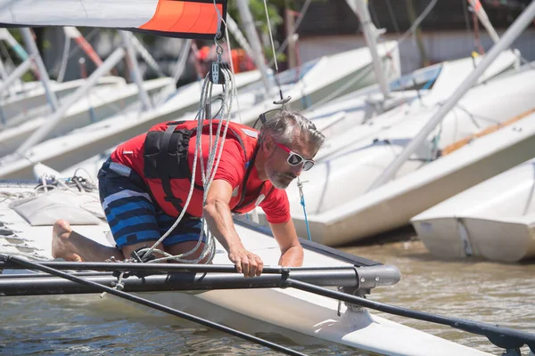 Entrenamiento Profesional Hombre Agua Lago Con Catamarán — Foto de Stock