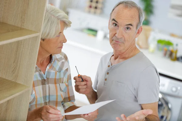 Pareja Discutiendo Mientras Que Hace Renovación Casa Nueva —  Fotos de Stock