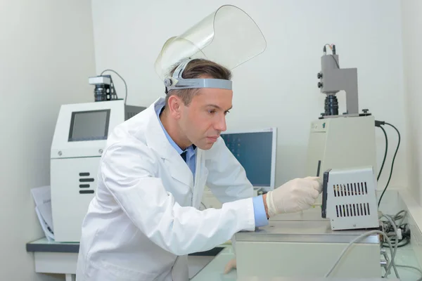 Technicien Laboratoire Réglant Équipement Laboratoire — Photo