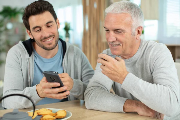 Hombre Mostrando Padre Maduro Algo Teléfono Inteligente — Foto de Stock