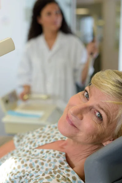 Cliente Sorridente Apoiado Assento Odontologia — Fotografia de Stock