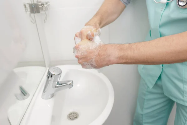 Hombre Médico Uniforme Limpiando Sus Manos Con Jabón — Foto de Stock