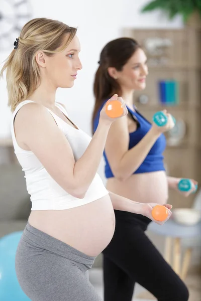 Dos Mujeres Embarazadas Usando Pesas —  Fotos de Stock