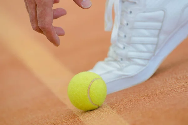 徒歩でテニスボールに手を伸ばす閉鎖 — ストック写真