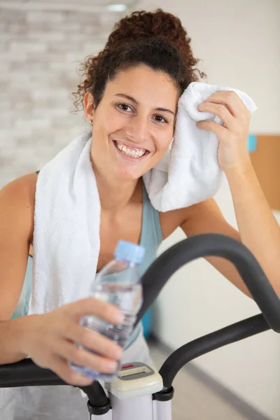 Glimlachend Fitness Meisje Towelling Het Trainen Hometrainer — Stockfoto