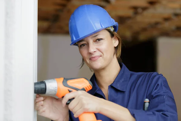 Donna Costruttore Lavoro Con Trapano Finestra — Foto Stock