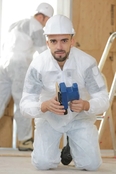 Retrato Del Trabajador Arrodillado Sobre Lijadora Suelo — Foto de Stock