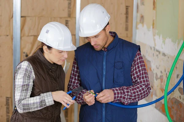 Bouwers Mensen Uniform Knippen Kabels — Stockfoto