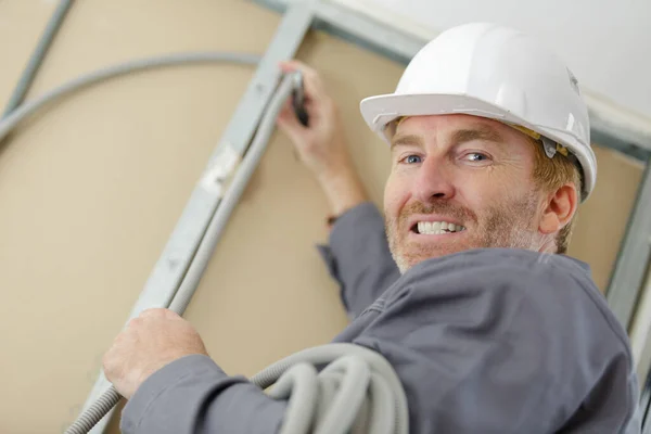 Constructor Feliz Sujetando Portapapeles Mientras Trabaja Interiores — Foto de Stock