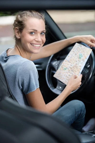 Γυναίκα Στο Αυτοκίνητό Της Κρατώντας Ένα Χάρτη — Φωτογραφία Αρχείου
