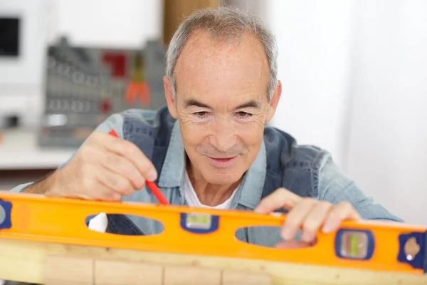 Homem Trabalhando Verificando Nível Com Contorno — Fotografia de Stock