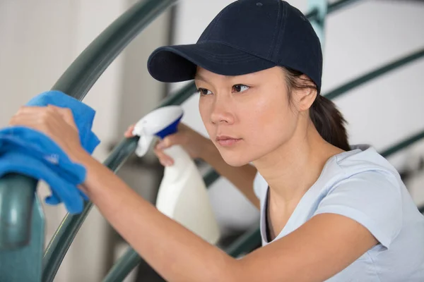 Positive Frau Staubt Bei Der Arbeit — Stockfoto