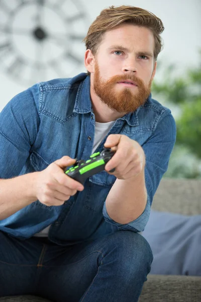 Mann Spielt Videospiele Auf Dem Sofa — Stockfoto