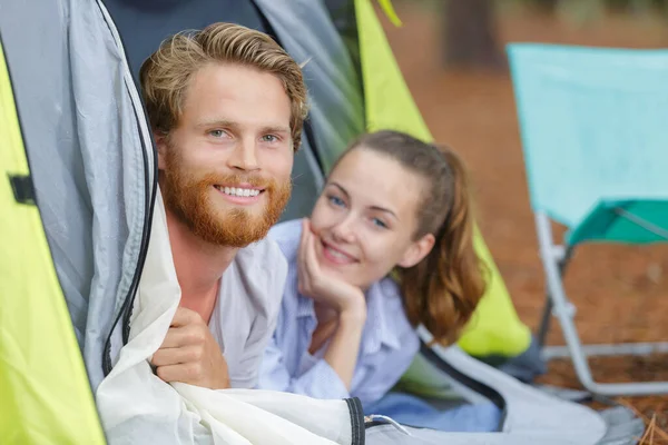两个背包客坐在帐篷外面 — 图库照片