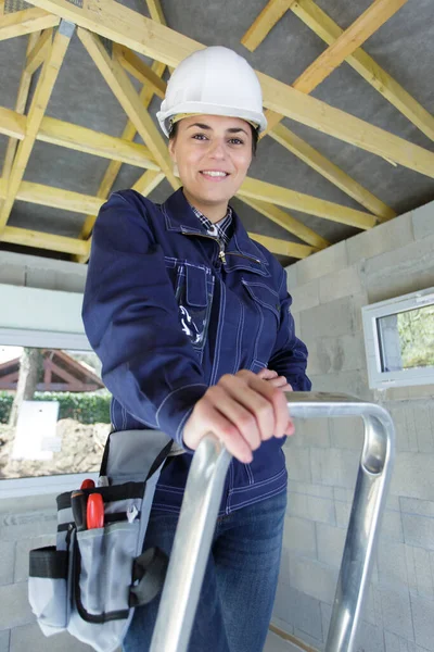 Portret Van Een Vrouwelijke Bouwer Een Trapladder — Stockfoto