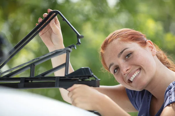 Woman Install Bicycle Rake Roof Her Car — Stock Photo, Image