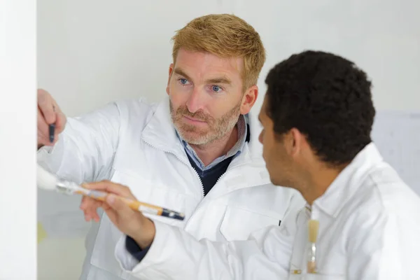 Zwei Männer Malen Eine Wand — Stockfoto