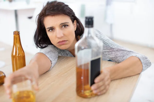 Νέα Γυναίκα Έννοια Αλκοολούχα Κοινωνικά Προβλήματα — Φωτογραφία Αρχείου