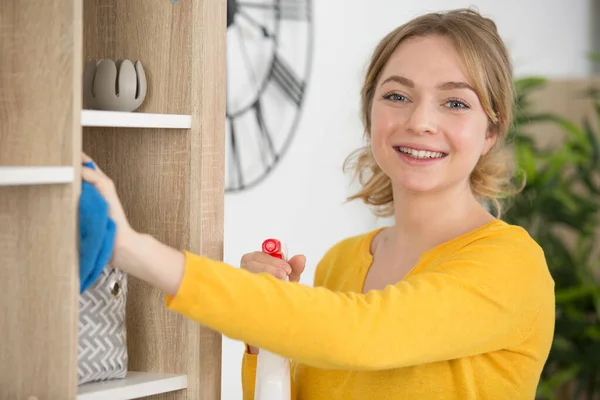 家を掃除する若い女性の肖像画です — ストック写真
