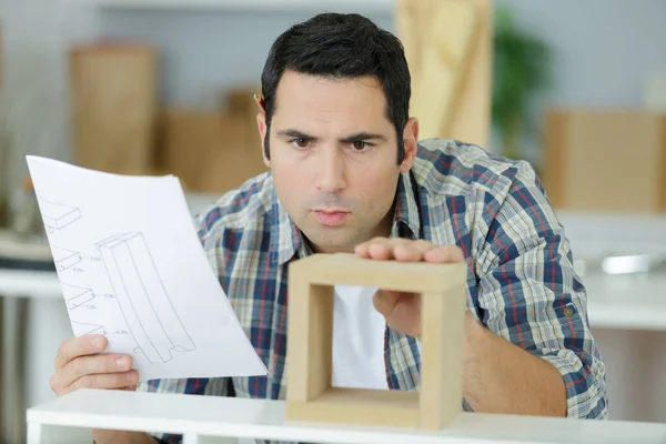 Een Man Meubels Aan Het Assembleren — Stockfoto