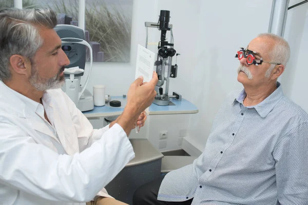 Hombre Mayor Que Tiene Sus Ojos Examinados Por Oftalmólogo Masculino — Foto de Stock