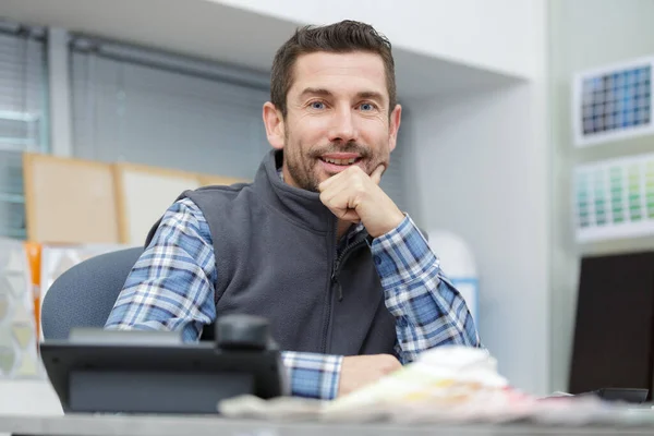 Zajęty Uśmiech Człowiek Biurze — Zdjęcie stockowe