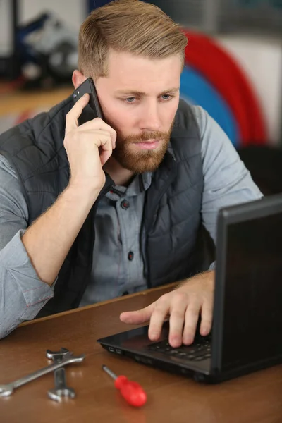 Manlig Arbetstagare Som Har Ett Viktigt Telefonsamtal — Stockfoto