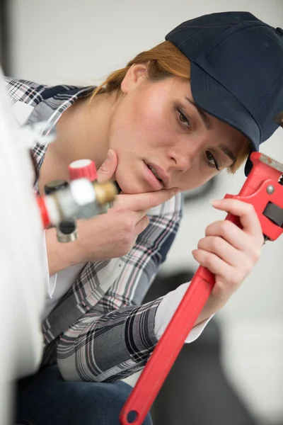 Hübsche Junge Frau Die Mit Einem Boiler Arbeitet — Stockfoto