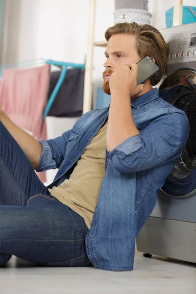 Young Husband Man Phone Doing Laundry Home — Stock Photo, Image