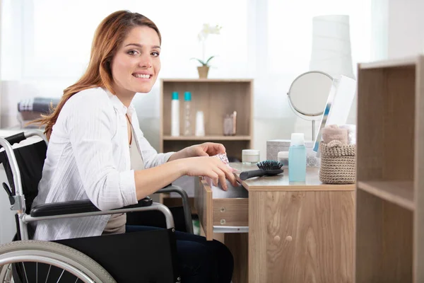 Κυρία Αναπηρική Καρέκλα Εφαρμογή Κραγιόν — Φωτογραφία Αρχείου