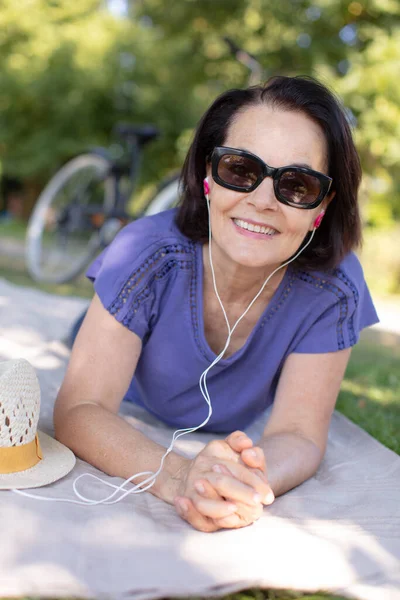 Avslappnad Pensionär Lyssnar Musik Naturen — Stockfoto