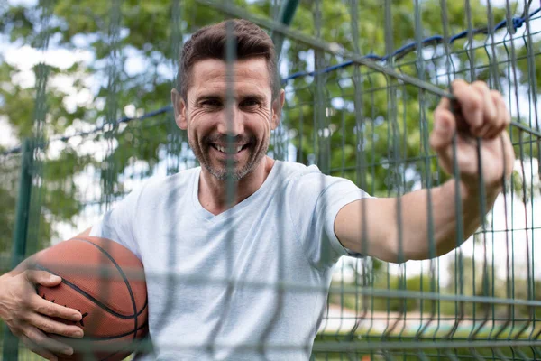 Basketspelare Planen Solig Dag — Stockfoto