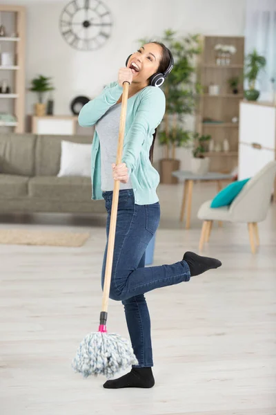 Having Fun While Doing Housework — Stock Photo, Image